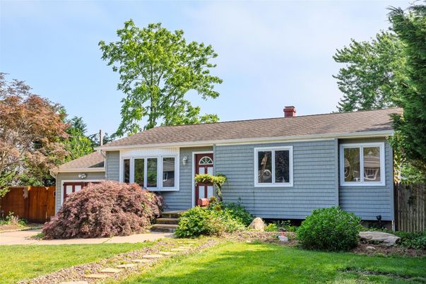 Attached, Exterior, Facade, Cape Cod