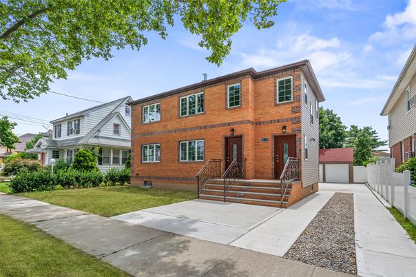 Exterior, Facade, Brick Facade, Rowhouse