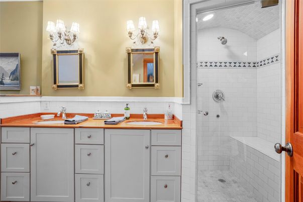 Bathroom, Dual Sink Vanities, Interior, Recessed Lighting