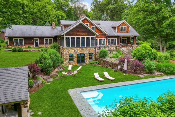 Exterior, Facade, Brick Facade, Pool, Log Home