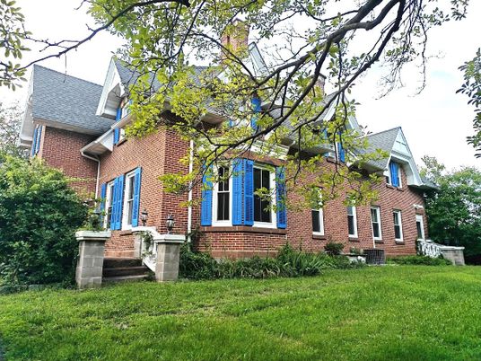 Exterior, Facade, Brick Facade, Queen Anne Victorian
