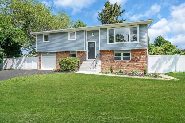 Attached, Exterior, Facade, Brick Facade, Raised Ranch