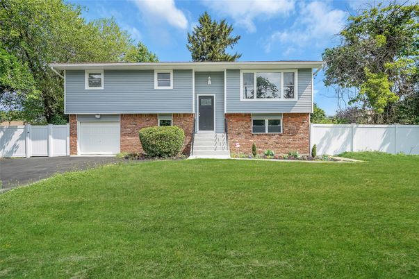 Attached, Exterior, Facade, Brick Facade, Raised Ranch