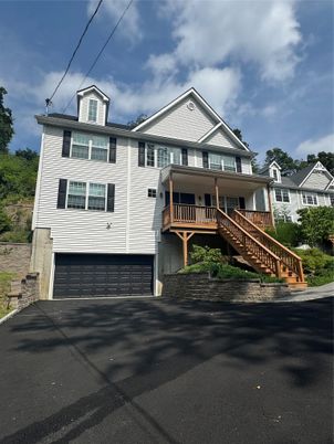 Attached, Exterior, Facade, Queen Anne Victorian