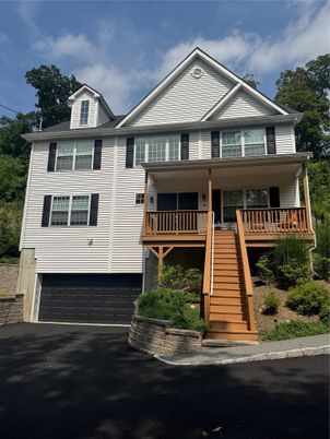 Attached, Exterior, Facade, Queen Anne Victorian