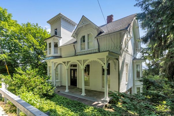 Exterior, Facade, Queen Anne Victorian