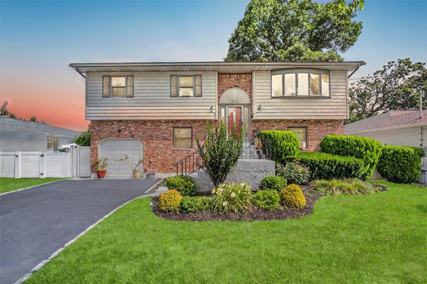 Attached, Exterior, Facade, Brick Facade, Raised Ranch