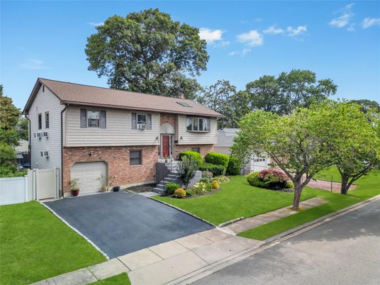 Attached, Exterior, Facade, Brick Facade, Raised Ranch