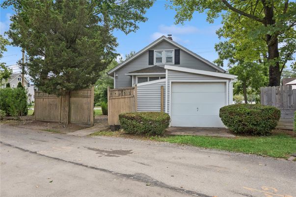 Attached, Exterior, Facade, American Craftsman
