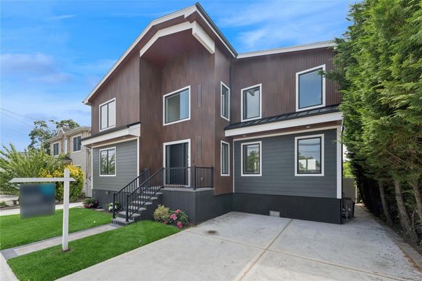 Exterior, Facade, Rowhouse