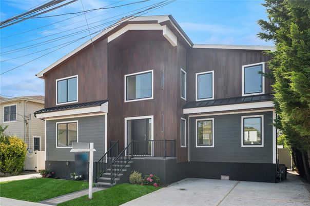 Exterior, Facade, Rowhouse