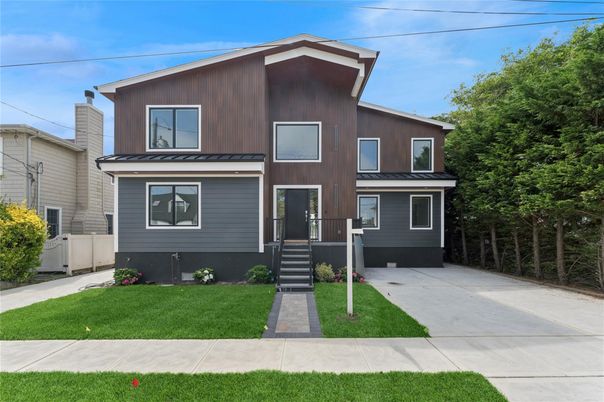 Exterior, Facade, Modern