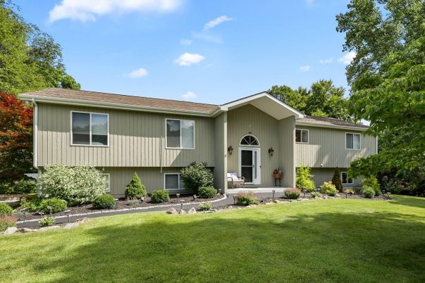 Backyard, Exterior, Facade, Raised Ranch
