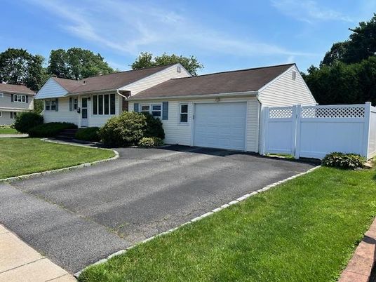 Attached, Exterior, Facade, Cape Cod