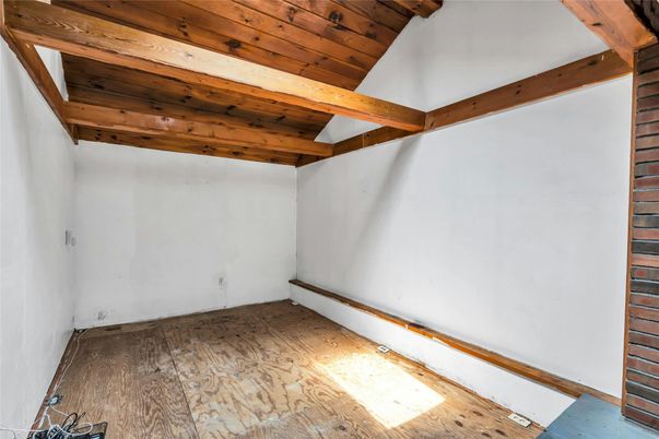 Empty room, Interior, Wooden Beams, Wooden Ceilings