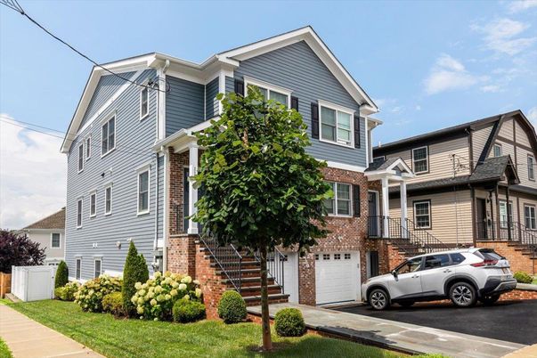 Attached, Exterior, Facade, Brick Facade, Queen Anne Victorian