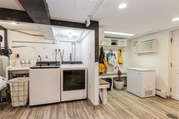 Interior, Recessed Lighting, Washer, Wood Texture Flooring