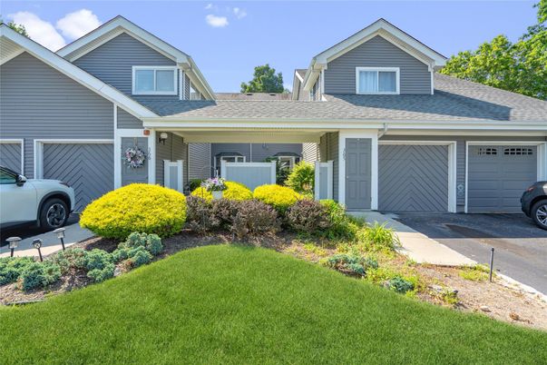 Attached, Exterior, Facade, American Craftsman