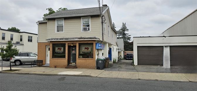 Exterior, Facade, Brick Facade, American Foursquare