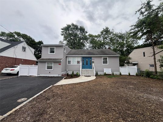 Attached, Exterior, Facade, Cape Cod