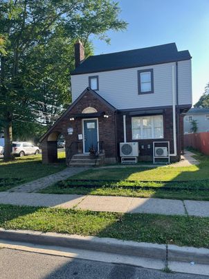 Exterior, Facade, Brick Facade, American Foursquare