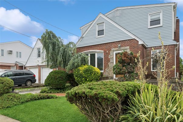Attached, Exterior, Facade, Brick Facade, Queen Anne Victorian