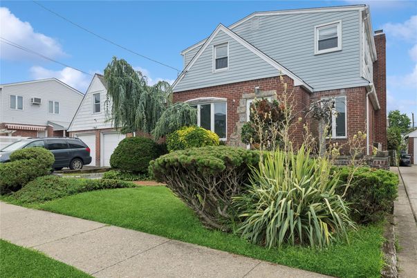 Attached, Exterior, Facade, Brick Facade, Queen Anne Victorian