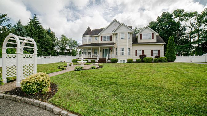 Backyard, Exterior, Facade, Queen Anne Victorian