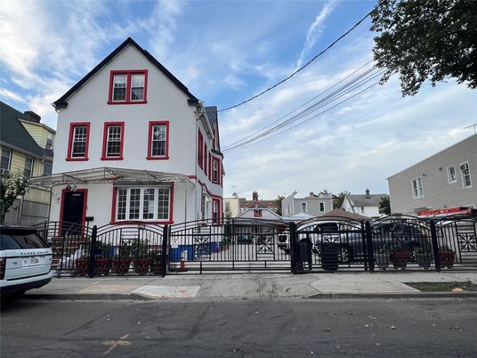 Exterior, Facade, Queen Anne Victorian