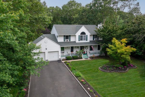 Attached, Exterior, Facade, Farmhouse