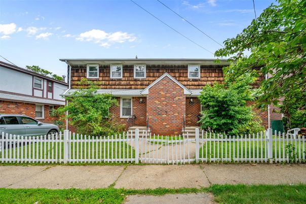 Exterior, Facade, Brick Facade, American Foursquare