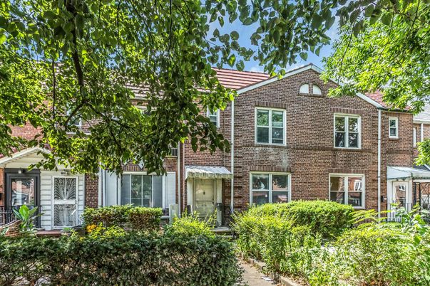 Exterior, Facade, Brick Facade, Rowhouse