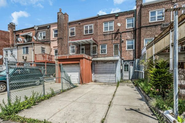 Attached, Exterior, Facade, Brick Facade, Rowhouse