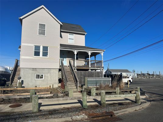 Exterior, Facade, Queen Anne Victorian
