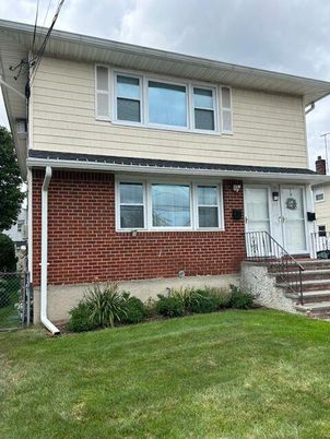 Exterior, Facade, Brick Facade, Split Level