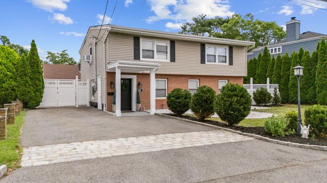 Attached, Exterior, Facade, Brick Facade, Raised Ranch