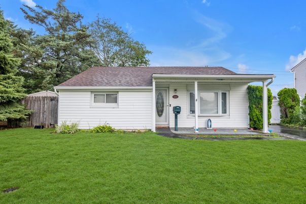 Exterior, Facade, Ranch