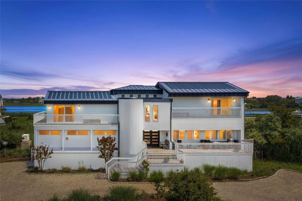 Attached, Exterior, Facade, Modern