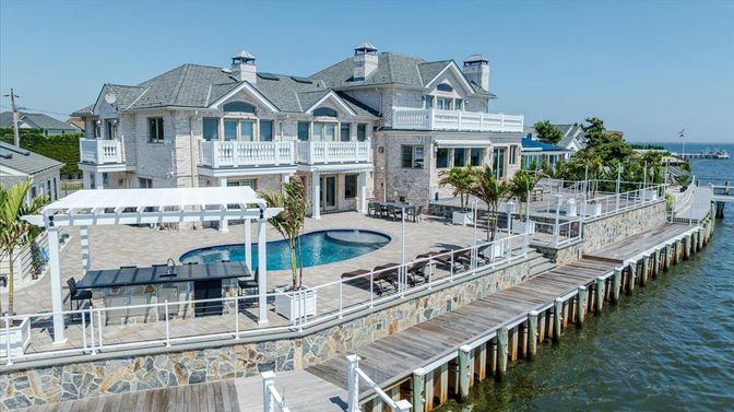 Exterior, Pool, Water