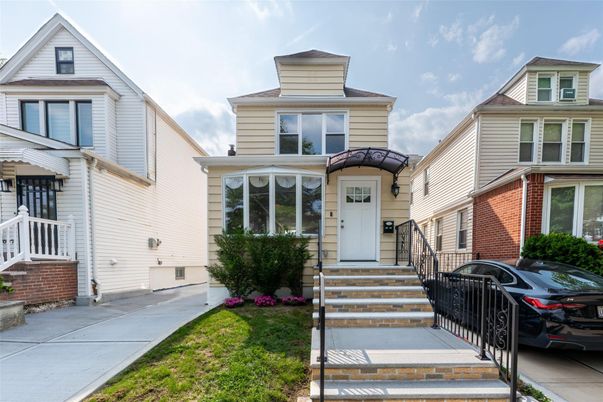 Exterior, Facade, Rowhouse