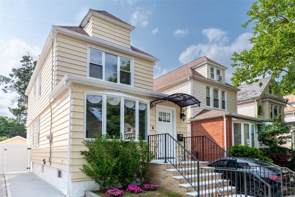 Exterior, Facade, Brick Facade, American Foursquare
