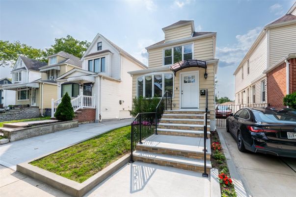 Exterior, Facade, Queen Anne Victorian