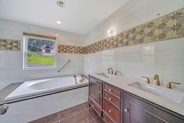 Bathroom, Dual Sink Vanities, Interior, Recessed Lighting