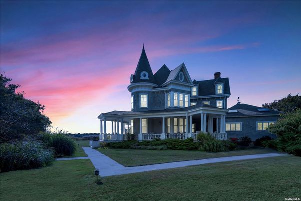 Backyard, Exterior, Facade, Queen Anne Victorian