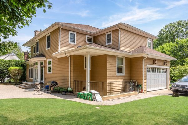 Attached, Exterior, Facade, American Foursquare