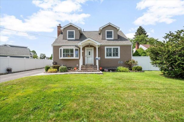 Exterior, Facade, Cape Cod