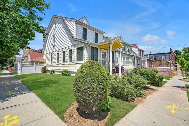 Exterior, Facade, Queen Anne Victorian