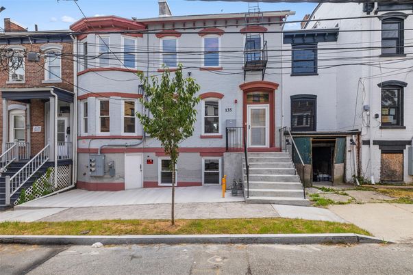 Exterior, Facade, Rowhouse