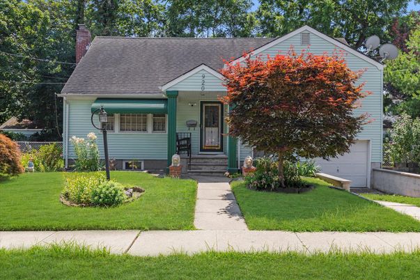 Exterior, Facade, Cape Cod