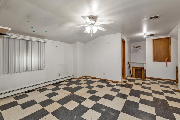 Empty room, Interior